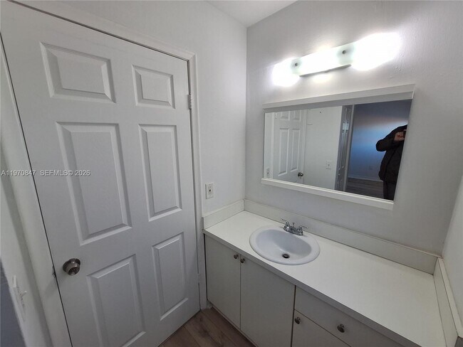 Building Photo - 2011 Bay Dr