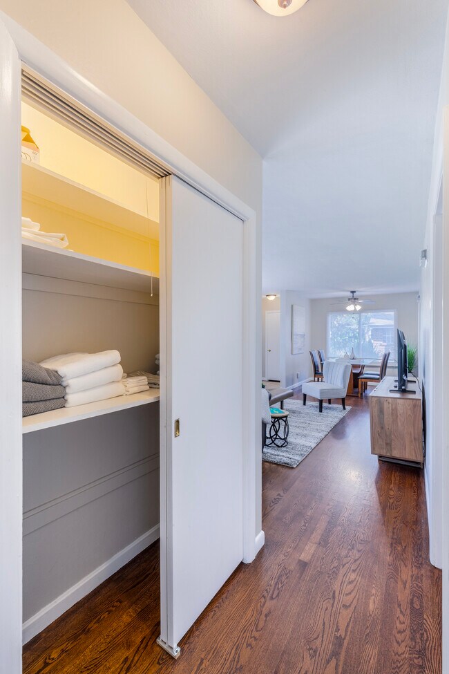 Building Photo - 569 Mapleview Dr