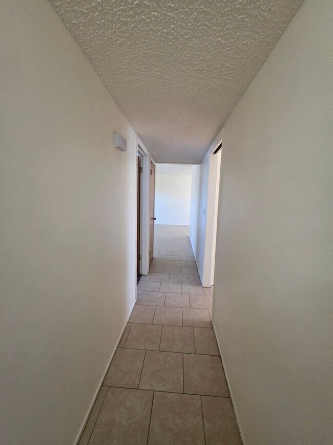 Building Photo - Spacious Home!!