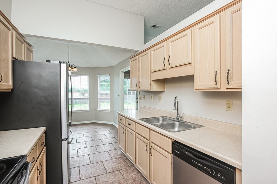 Building Photo - 7234 Fox Creek Dr