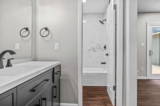 Building Photo - Charming Weatherly Woods Home with In-Law ...