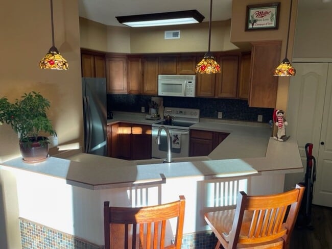 Building Photo - Bright & Open 2 Bedroom Condo on West Side