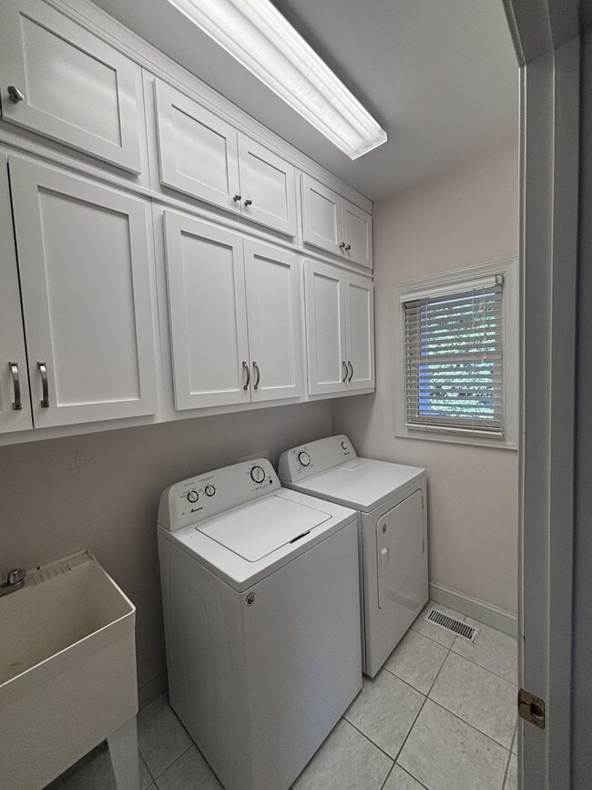Building Photo - 420 Lake Forest Dr SE