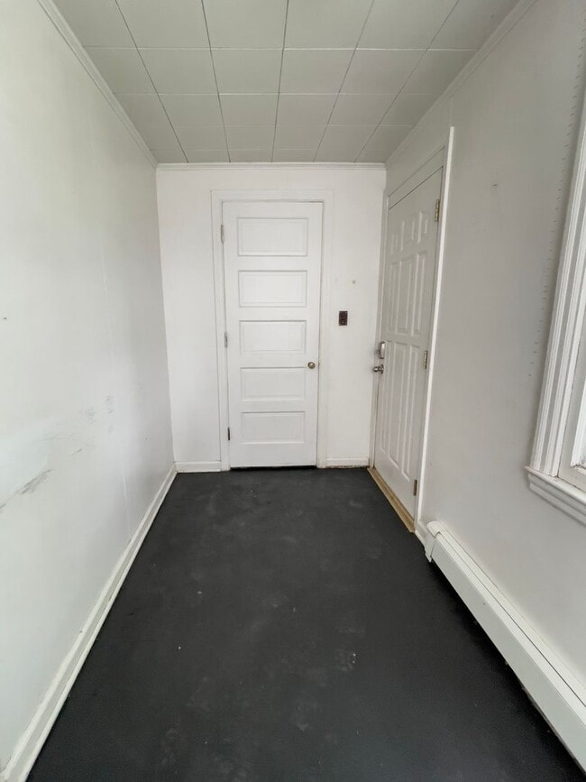 Building Photo - Space, Comfort & Location—Minutes from Ball State