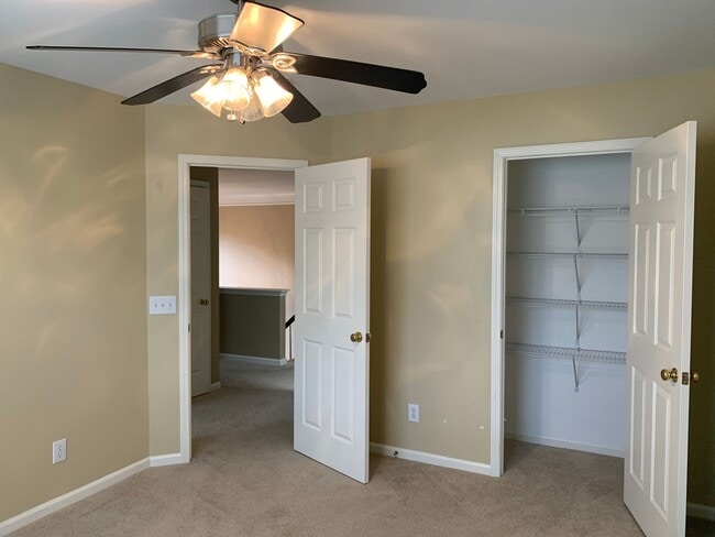 Building Photo - Move-in Ready 5 bedroom, 3.5 bath house lo...