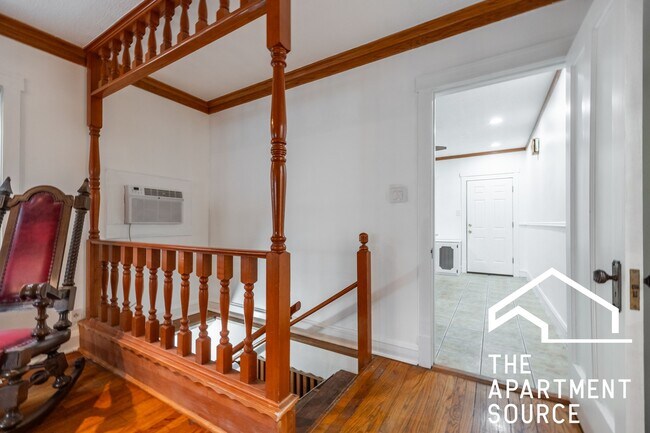 Building Photo - 2305 N Melvina Ave