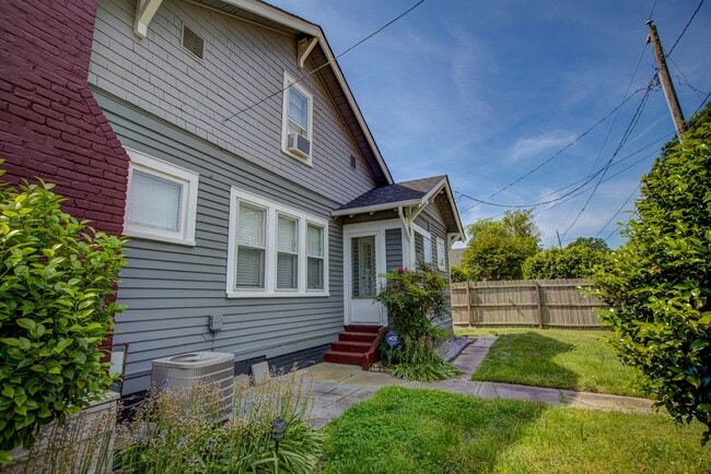 Building Photo - Charming, 3 Bed, 1 Bath Cape Cod in Granby...
