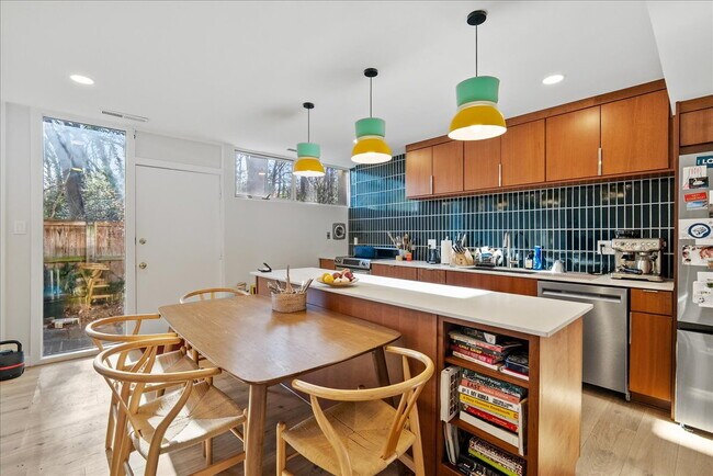 Building Photo - Unique 3BR / 1.5BA Mid-Century Townhome in Reston’s Iconic Hickory Cluster