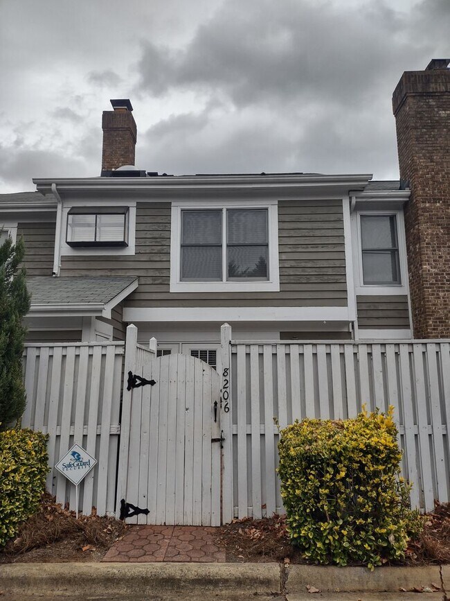 Building Photo - Move In Ready Townhome located in The Gate...