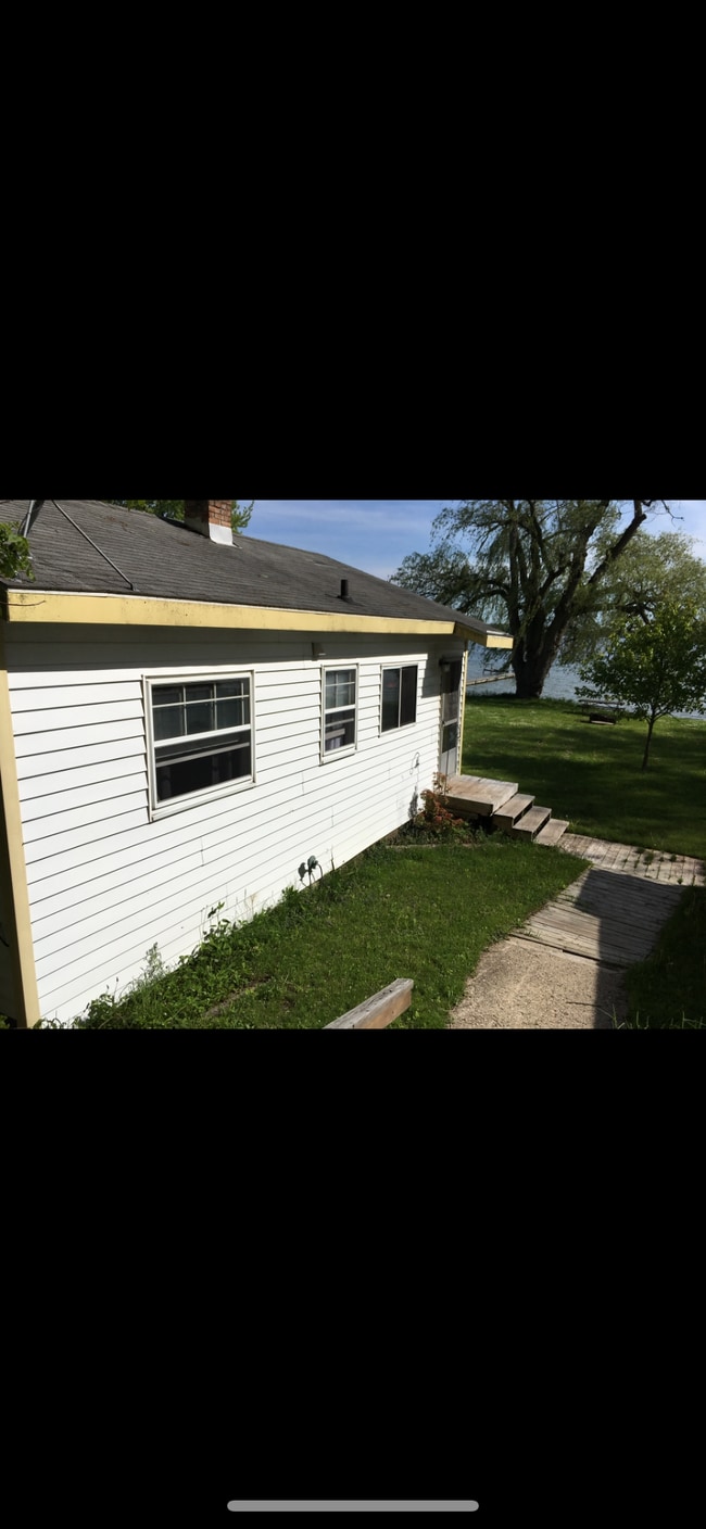 Building Photo - 6640 W Lake Dr