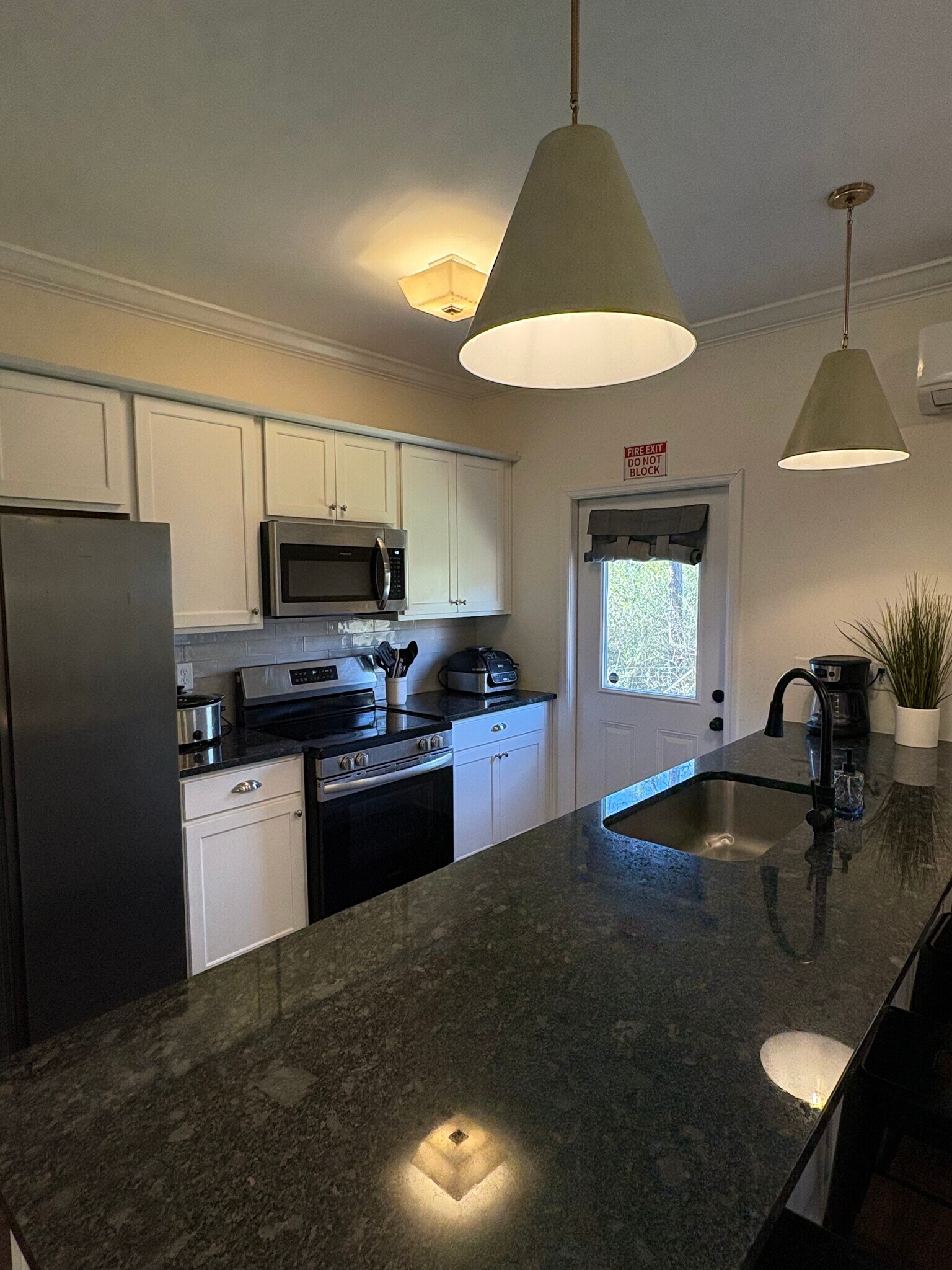 Building Photo - 5535 Stream Ln