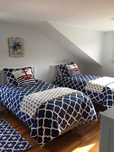 2nd floor twin beds - 740R Washington St