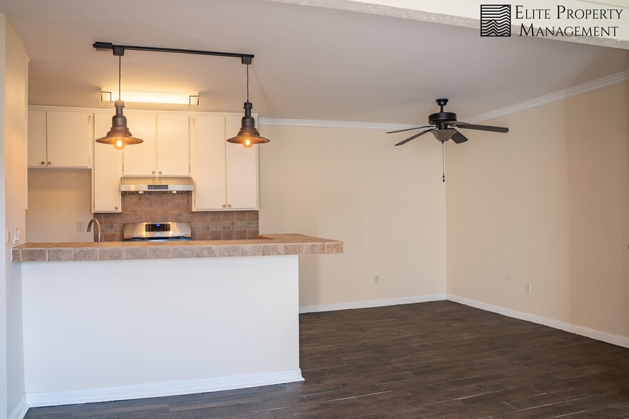 Building Photo - 15220 Ocaso Ave