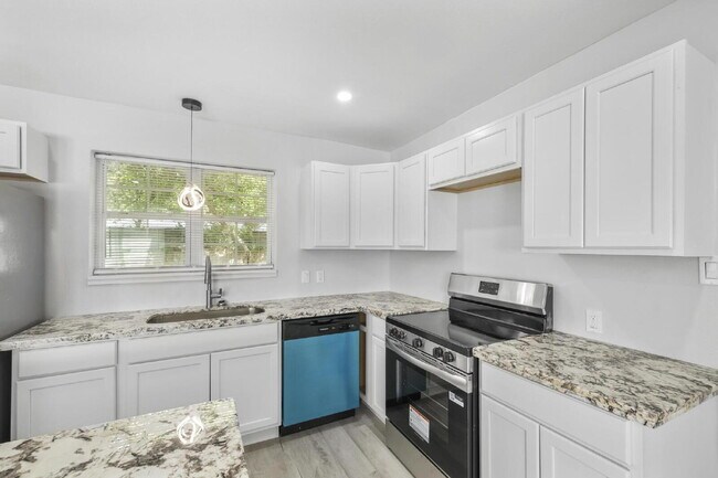 Building Photo - Modern 3-Bedroom Townhome Near Downtown, I...