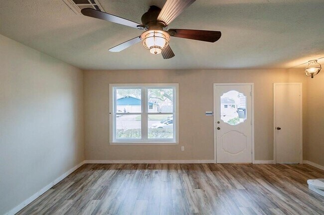 Building Photo - 1411 Ramada Dr