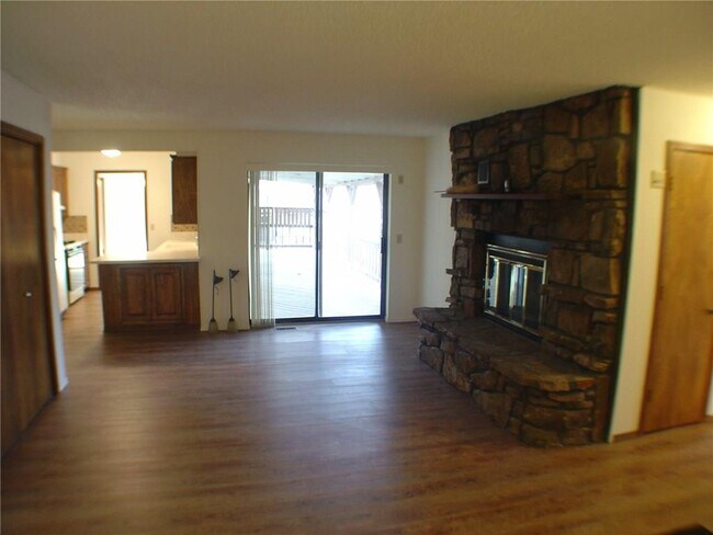 Building Photo - 8 Adams Ln