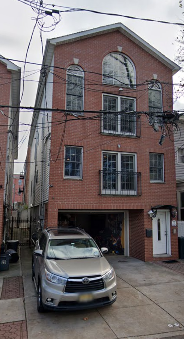 Quiet residential street next to Lincoln Park - 26 Nunda Ave