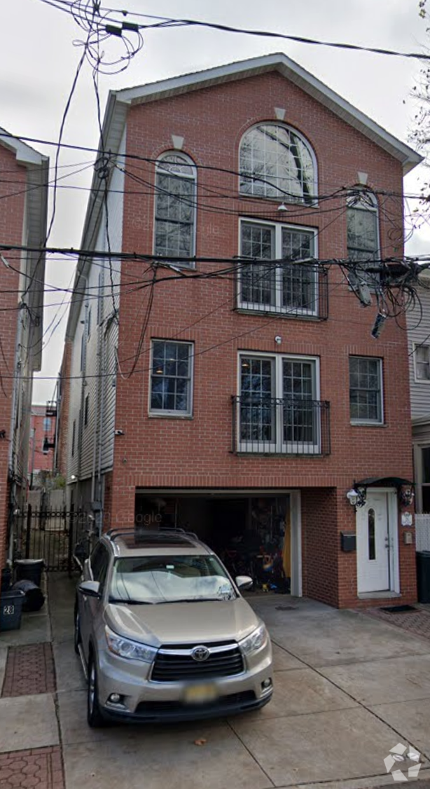 Quiet residential street next to Lincoln Park - 26 Nunda Ave