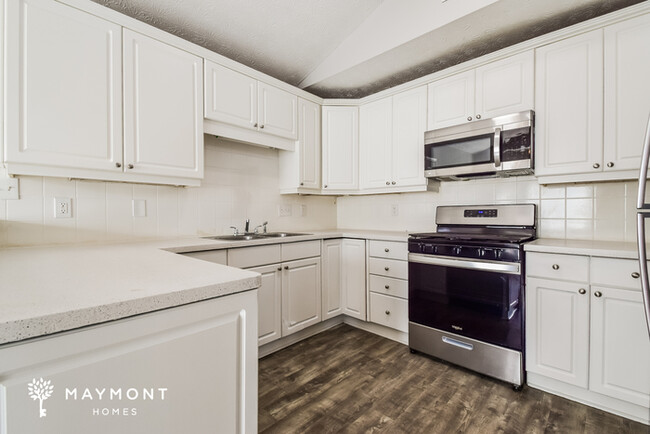 Building Photo - Bright 3 Bedroom Home