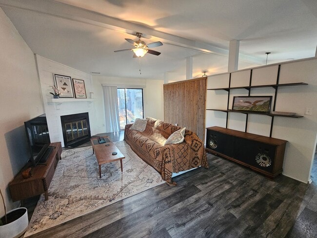 Building Photo - 3 Bedroom Corner Lot Close to Lejeune Blvd