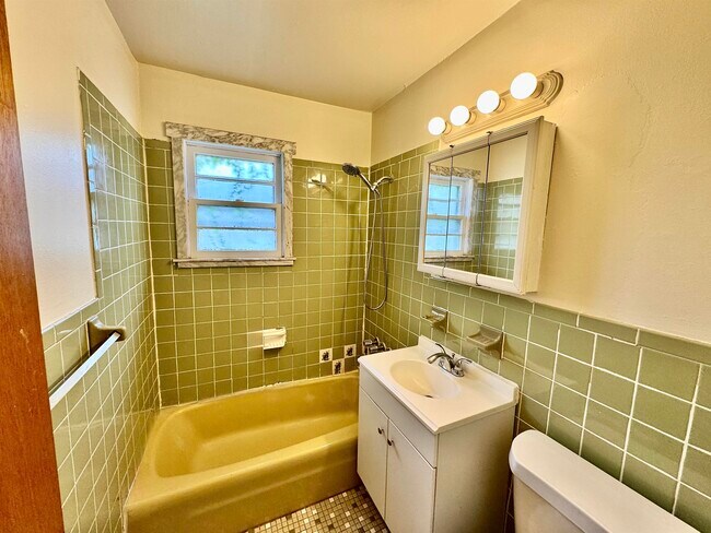Building Photo - 33 W 56th St