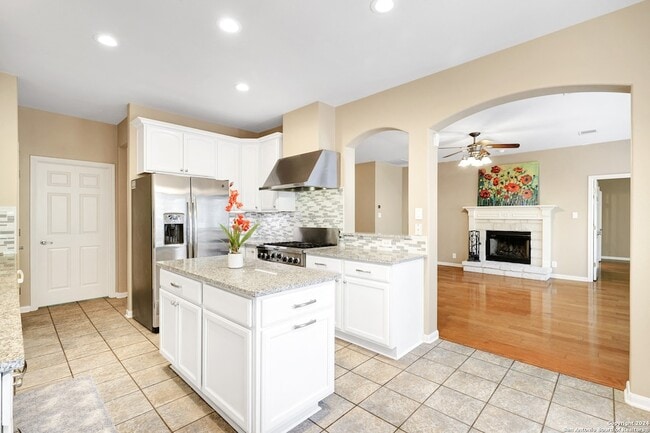 Building Photo - 5 Willow Heights Dr