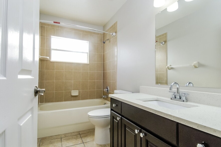 Building Photo - 1104 Barclay Wood Dr