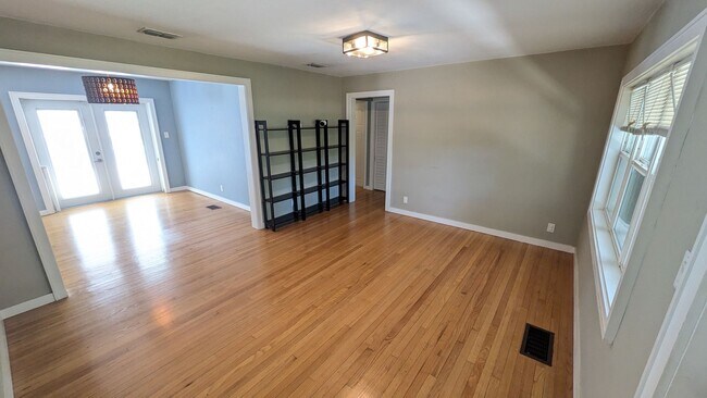 Building Photo - Charming two bedroom one bath cottage with...