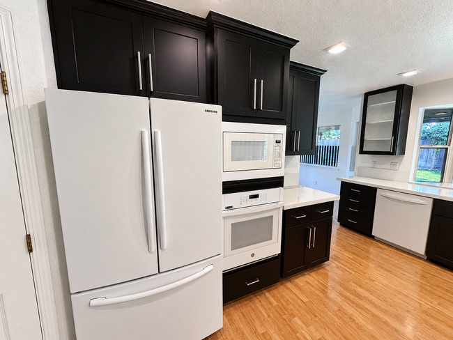 Building Photo - 8036 Glenbar Way