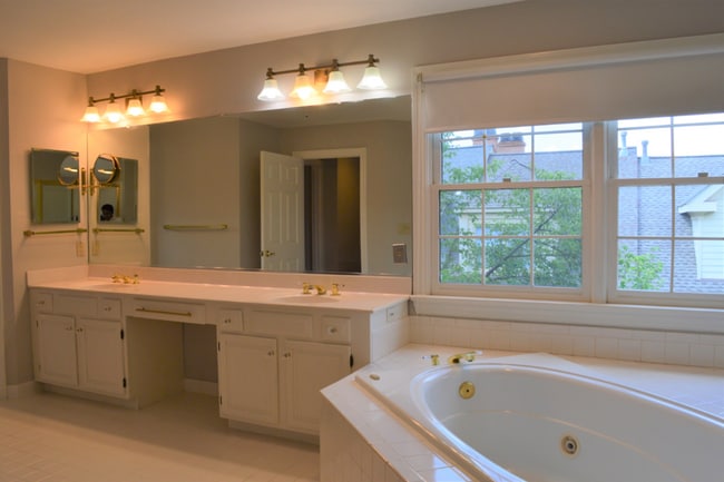 Building Photo - Large Townhouse 3 Bedroom 2 Full Baths and...