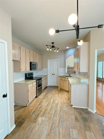 Building Photo - 2204 Starleaf Pl