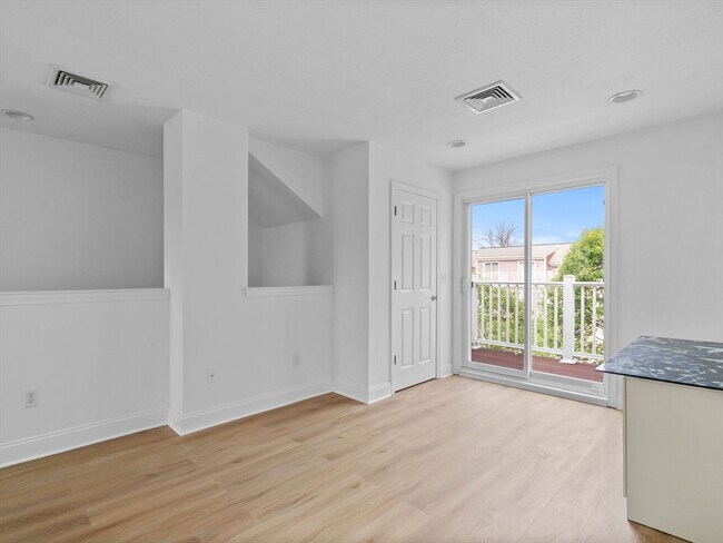 Building Photo - 40 Brattle St