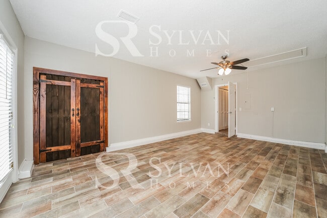 Building Photo - Feel right at home in this charming 3 bedroom, 2 bathroom home