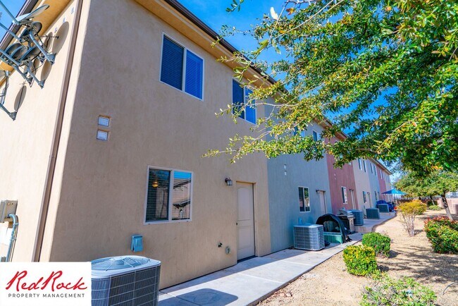 Building Photo - End Unit, DOG-FRIENDLY 3 Bedroom Townhome ...