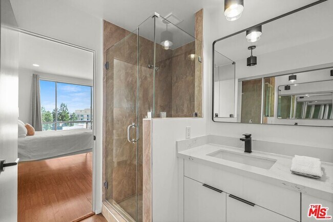 Building Photo - 339 N Palm Dr