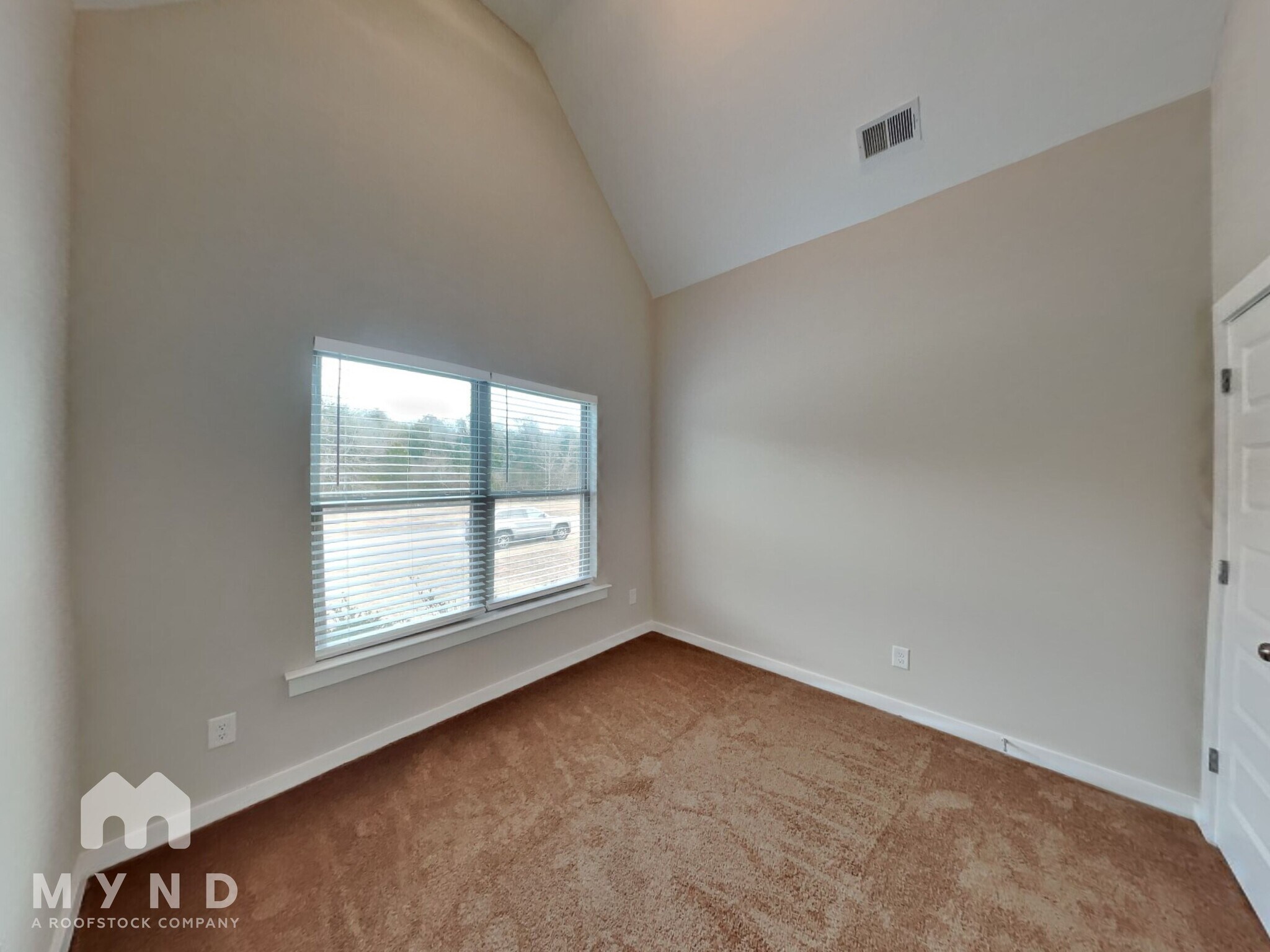 Building Photo - 176 Park Dr N