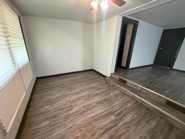 Building Photo - 609 Martin-