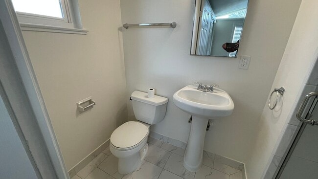 Building Photo - Beautiful 3 bedroom 2 bathroom home, updated kitchen & baths plus 1 car garage!