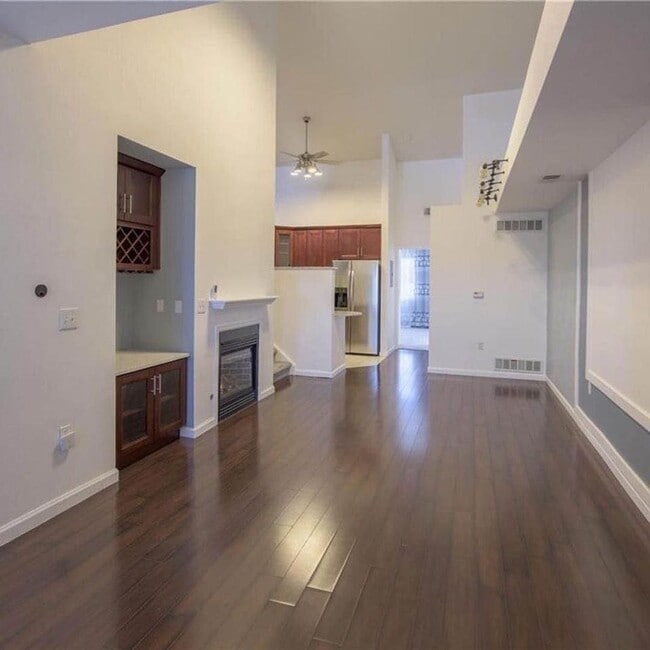 Building Photo - 2 Bedroom Plus Large Loft Condo with 1 Car Attached Garage