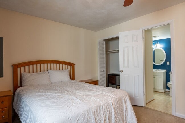 Building Photo - Beautiful home with amazing view