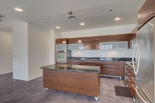 Building Photo - Modern Loft with City View