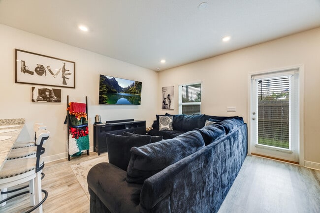 Building Photo - 1004 McLaren Cir