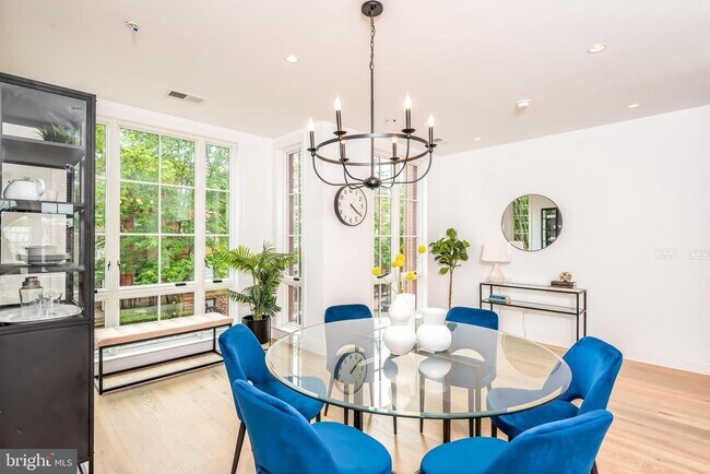 Building Photo - Luxury Penthouse Rowhome Condo in Historic...