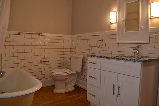Building Photo - Historic Downtown Single Family Home for R...