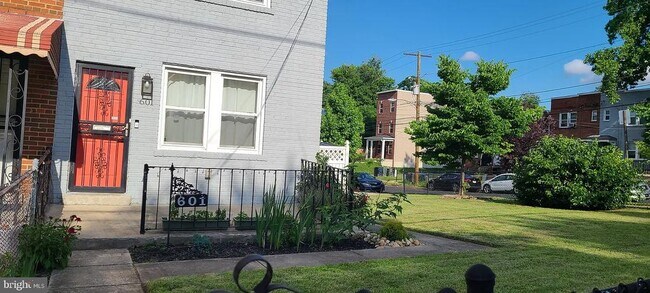 Building Photo - 601 44th St NE