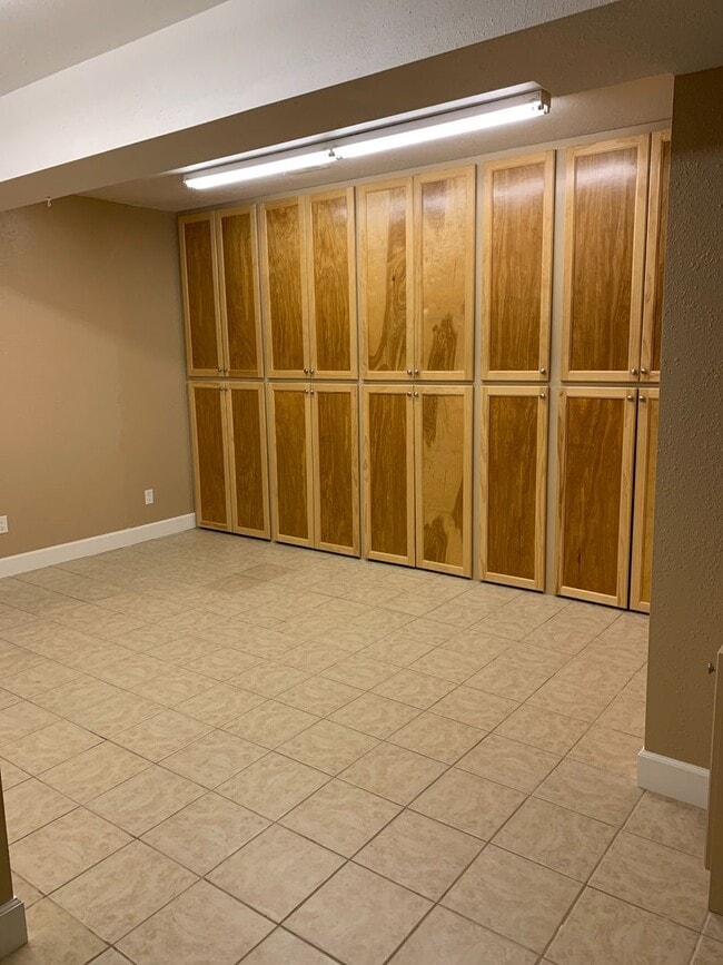 Building Photo - LARGE 3 BED 3 BATH TOWNHOME IN THE DESIRABLE POINTE NEIGHBORHOOD