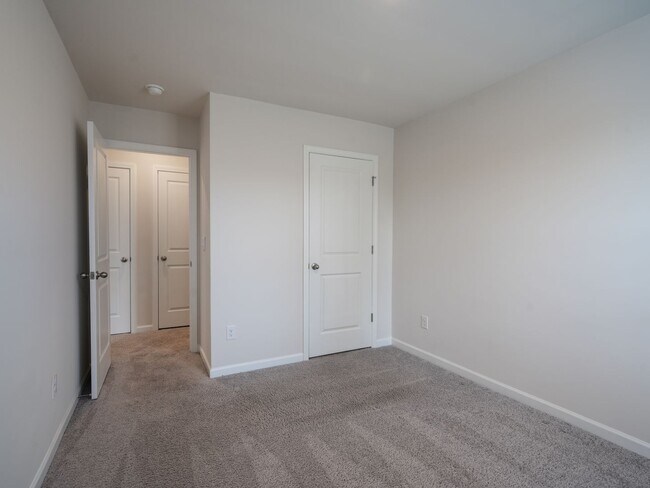 Building Photo - 3 Bed 2.5 Bath Townhome, END UNIT WITH PRIVATE BACKYARD! PRICE REDUCTION!
