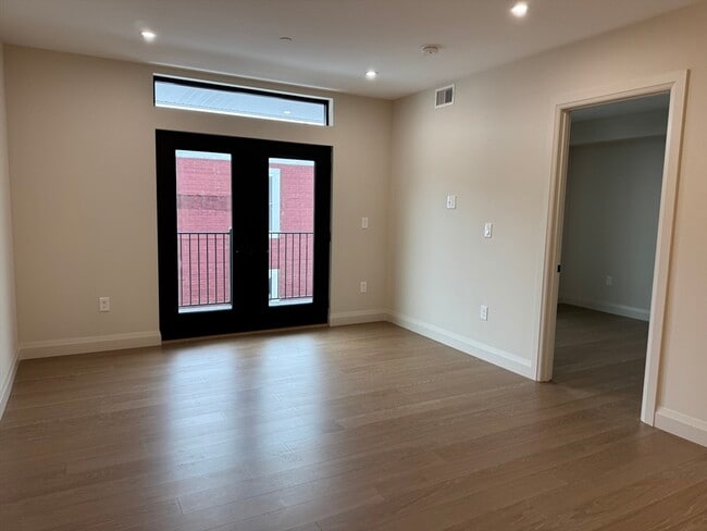 Building Photo - 100 Lincoln St