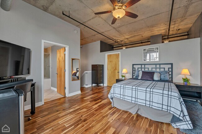 Building Photo - 6 S Laflin St