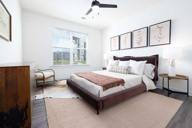 Primary Photo - 2023 W Iris Dr SE